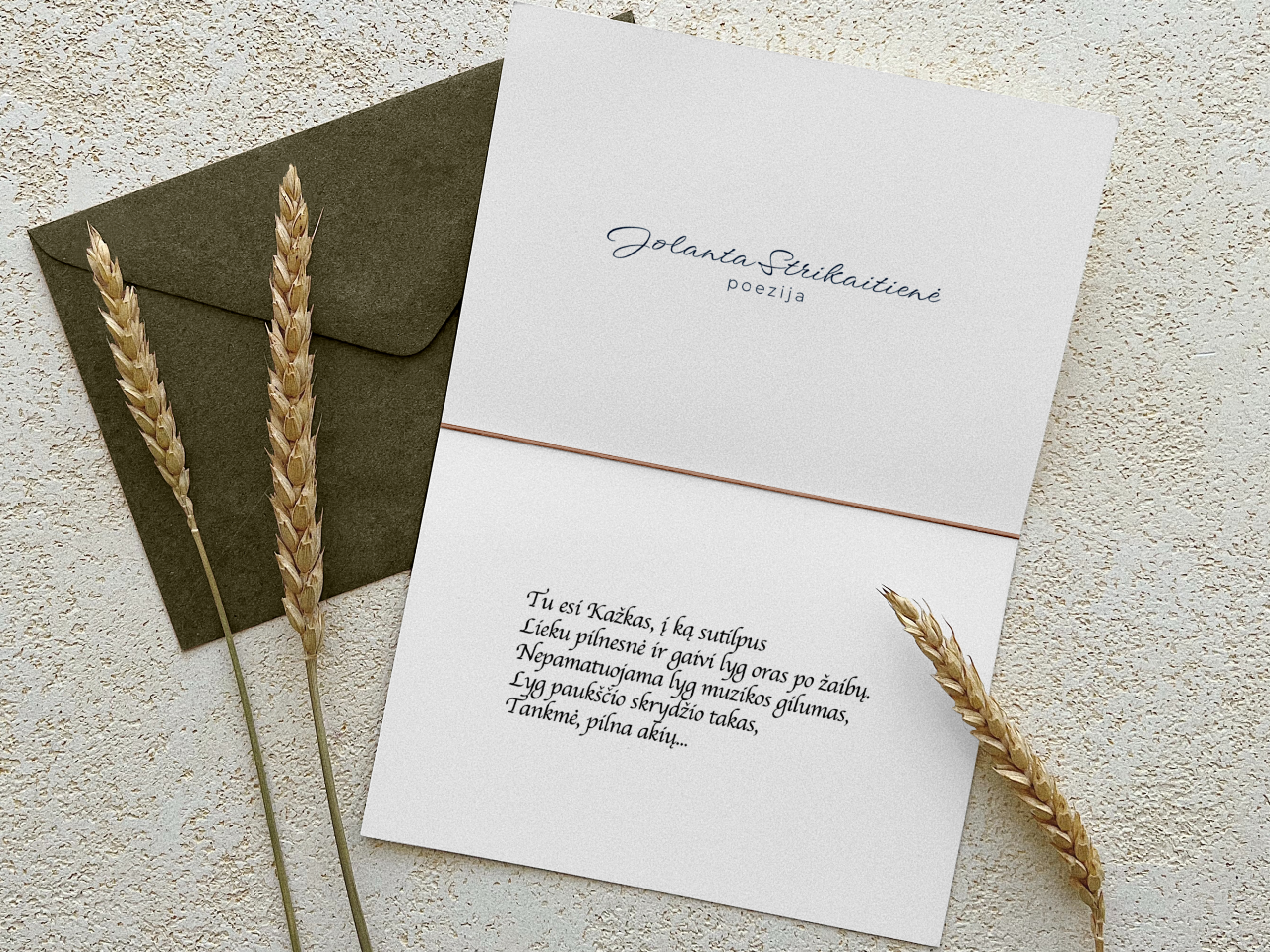 Tu esi Kažkas, į ką sutilpus
Lieku pilnesnė ir gaivi lyg oras po žaibų.
Nepamatuojama lyg muzikos gilumas,
Lyg paukščio skrydžio takas,
Tankmė, pilna akių...